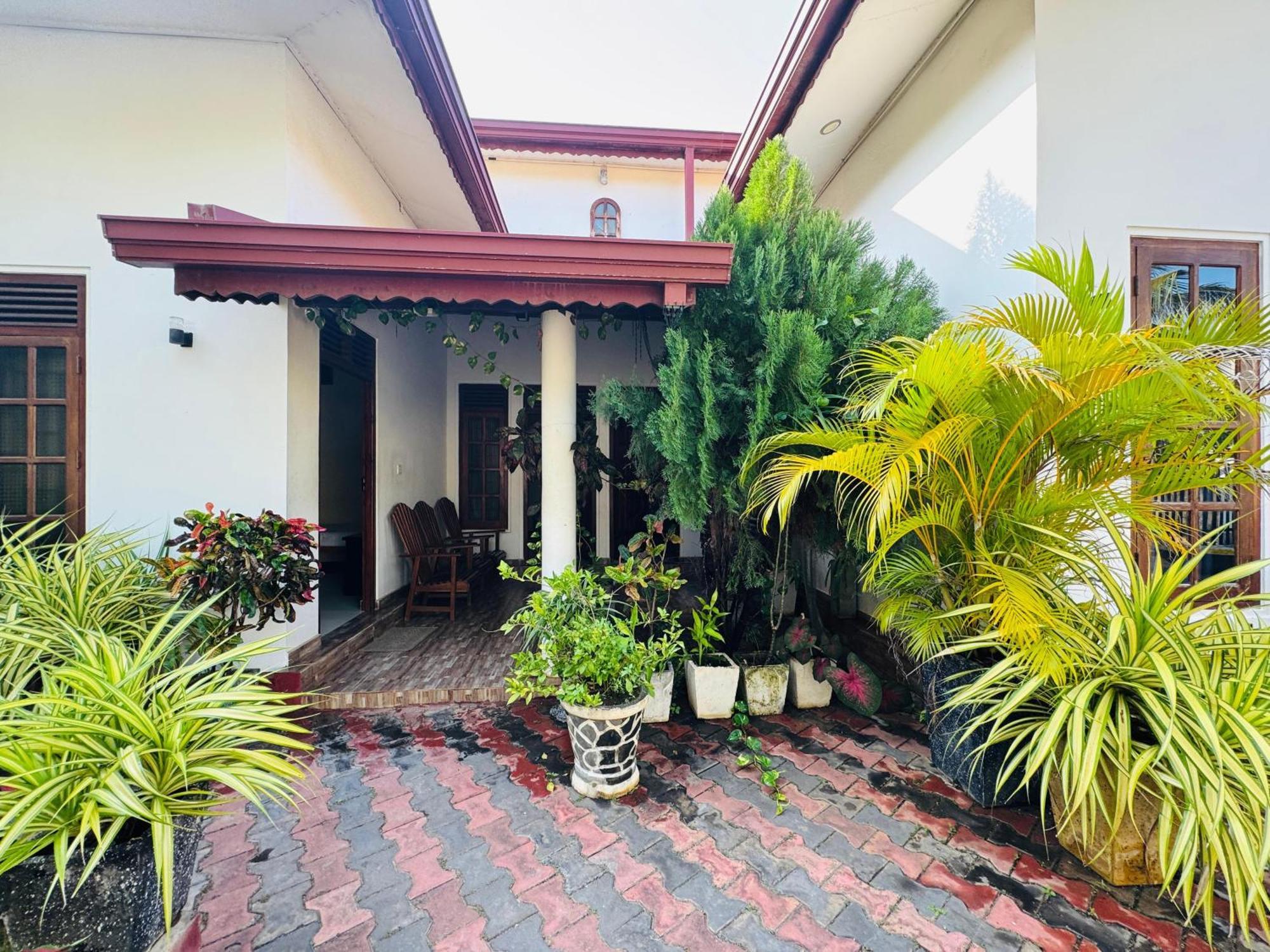 Aa Inn Trincomalee Exterior photo